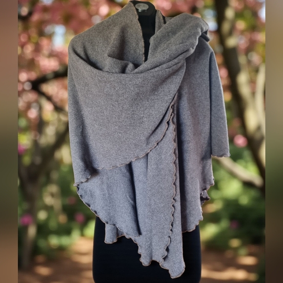 Viola Firenze Ruffled Open Front Lettuce Edge Shawl/Wrap One Size Made In Italy - Picture 5 of 5